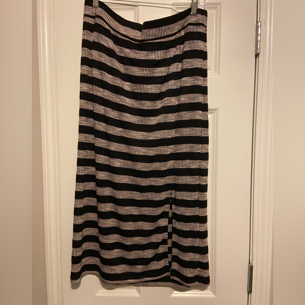 Loft size XL stretchy skirt with a slit! Be try soft!